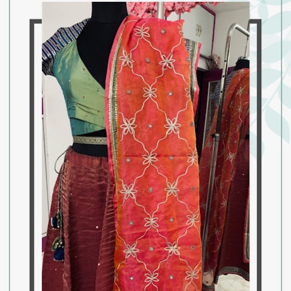 kavita bhartia Other - ENSEMBLE LEHENGA: Vibrant. Stands out. Choli 32-34. STUNNING DUPATTA!